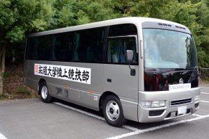 バス(正面、右側)