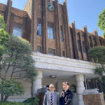 左 杉本、右 瀧谷(A館前にて)