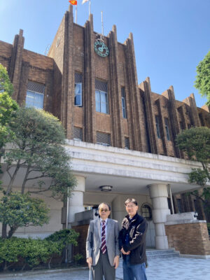 左 杉本、右 瀧谷(A館前にて)