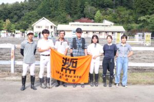 鈴木監督、山下コーチと入賞した部員達の集合写真