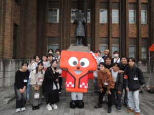 桂太郎像前で「タッピー」と記念撮影