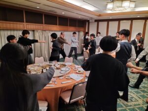 交流会の締めは「勝ちます踊り」OBの指導の下、全員で