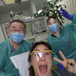 治療室での佐野さん(左)