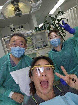 治療室での佐野さん(左)