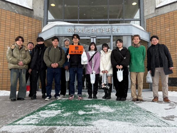 校舎前集合写真