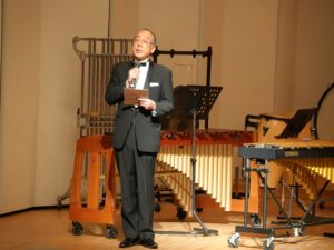 ステージ上で挨拶する小澤部長